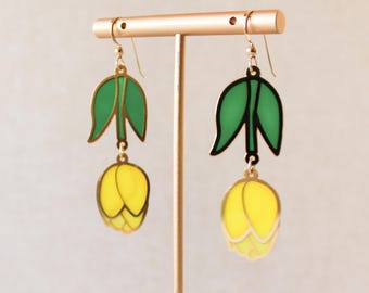 Brincos Tulipa em Esmalte Translúcido: Latão Banhado a Ouro 22K, Pingente Floral