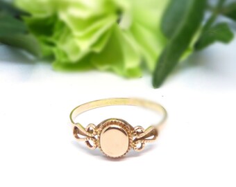 Gold signet ring ~ 14k gold signet ~ 585 yellow gold ring ~ Vintage signet ~ Vintage jewelry ~ Oval signet ~ Solid gold ~ Women signet
