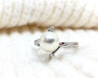 Silver pearl ring ~ Pearl ring ~ Sterling silver ring ~ White pearl ring ~ Pearl jewelry ~ Vintage jewelry ~ Elegant gift ~ Pearl with CZ