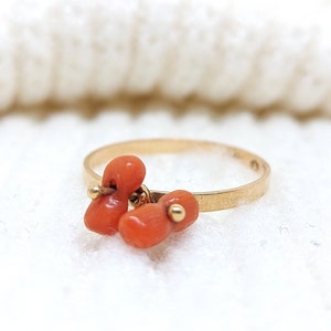 14k rose gold coral ring ~ Coral charms ring ~ Dangling chips ring ~ 585 rose gold ~ Vintage jewelry ~ Unique gemstone ring ~ Dangle ring