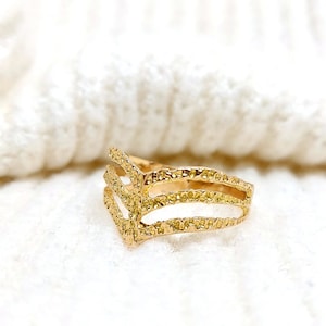18k gold triple V band ~ 750 yellow gold ~ Fluted V ring ~ Textured band ~ V trinity ring ~ Chevron ring ~ Geometric ring ~ Vintage ring