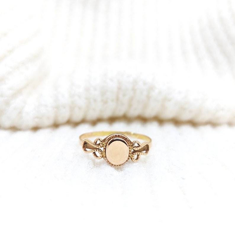 Gold signet ring 14k gold signet 585 yellow gold ring Vintage signet Vintage jewelry Oval signet Solid gold Women signet image 1