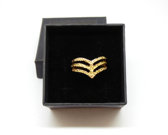 18k gold triple V band ~ 750 yellow gold ~ Fluted… - image 7