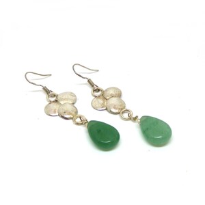 Peut inclure: Une paire de boucles d'oreilles pendantes en argent avec des gouttes de pierres pr&eacute;cieuses vertes. Les boucles d'oreilles pr&eacute;sentent un groupe de quatre disques en argent.