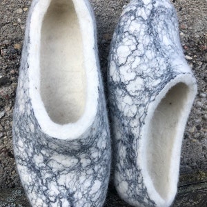 Pantoffels van biologische wolvilt: marmeren klompen, schoenen op blote voeten