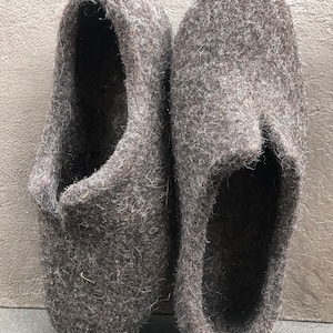 Kerstcadeau man, natuurlijke zwarte wol vilten man pantoffels klompen, handgemaakte vilten wollen schoenen, gekookte wollen pantoffels met uitsnijding aan de voorkant