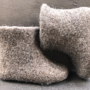 Handgevilte wollen enkellaarzen voor vrouw, pantoffels van gekookte wollen slofjes, biologische wollen laarzen, enkellaarzen van natuurlijke wol, cadeau voor Moederdag