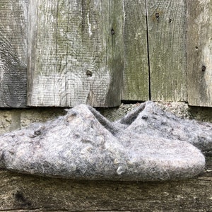 Pantuflas de lana orgánica: mules grises de lana rizada, sandalias de fieltro sin talón