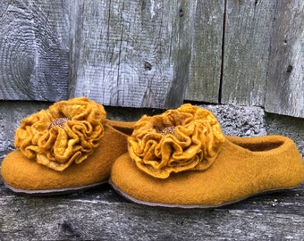 Practical gift for Christmas flowers decorated wool felted slippers, hand felted woolen clogs, woolen shoes woman, practical gift woman