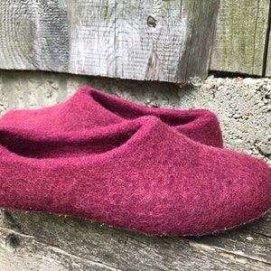 Ready to ship EU36 /US6 wool felted woman slippers, dark pink wool slippers warm wool felt clogs, rustic felted shoes woman, hygge gift her