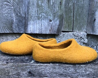 Ready to ship 6,5US/ 37EU Yellow wool felt slippers for woman, handmade indoor woolen clogs, comfy home felt shoes, mustard felted slippers