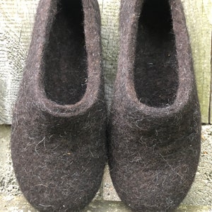 Handgemaakte wolvilten klompen: zwarte schapenwollen pantoffels, warme hygiënische schoenen