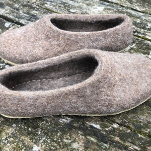 Handgemaakte wolvilten pantoffels: beige klompen met antislip rubberen zolen