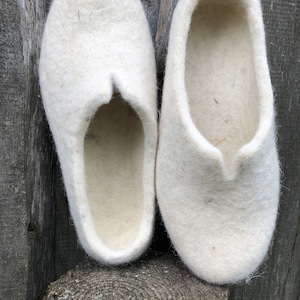 Natuurlijke witte schapenwol vilten pantoffels voor dames, comfortabele dagelijkse huisklompen, hygge wollen schoenen, biologische wollen schoenen, ecowollen klompen