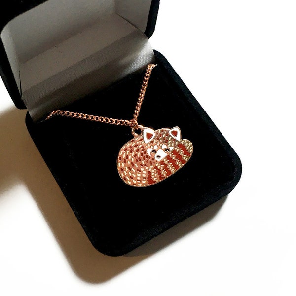 Collier panda roux avec boîte cadeau en velours - pendentif petit animal, collier en émail, bijoux en or rose, animal endormi, cadeau pour elle