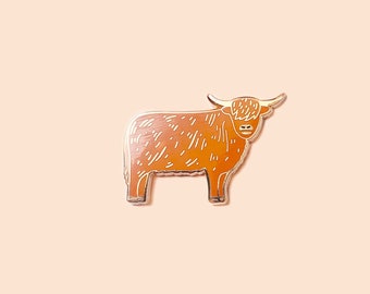 Emaille pin Highland Cow - schattige dieren pin, harde emaille pin, koe illustratie, revers pin badge, vee, landbouwhuisdieren, bruin gekleurde pin