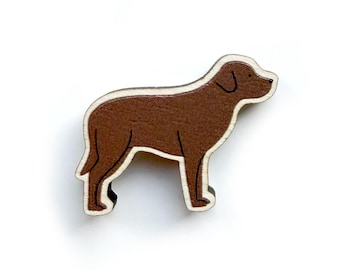 Pin de perro de madera con forma de labrador de chocolate