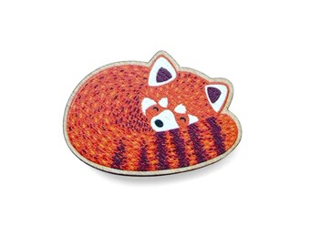 Pin de madera con figura de panda rojo durmiendo - De origen responsable