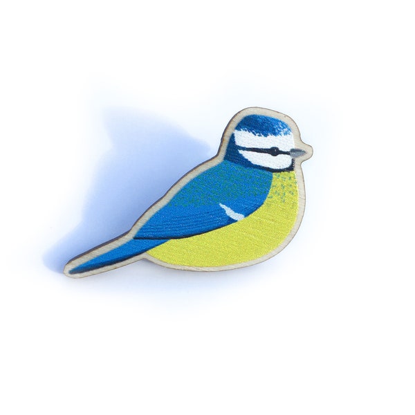 Blue Tit Wooden Pin - Contreplaqué de bouleau d’origine responsable - Insigne d’épinglette d’animal mignon, oiseau de jardin coloré, broche d’animal, épinglette, nature