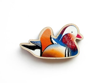 Pin de madera de pato mandarín - Origen responsable - Pájaro colorido y adorable, insignia de animal, broche de animal, pájaro británico