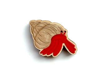 Pin de madera de cangrejo ermitaño (de origen responsable) - Animal marino, insignia de animal, broche de animal, ilustración de cangrejo rojo