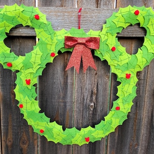 Großer Disney inspirierter Mickey Weihnachtskranz mit handgenähten Holly-Blättern, 57,5 cm