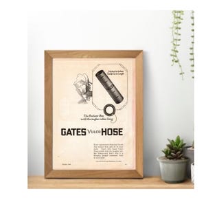 Puede incluir: Un anuncio vintage de Gates Vulco Hose, con una ilustraci&oacute;n en blanco y negro de una manguera de radiador con el texto "Markedly Ind Easily Cut to Length" y "The Radiator Hose with the tougher rubber lining".