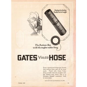 Puede incluir: Un anuncio vintage en blanco y negro para Gates Vulco Hose, una manguera de radiador con un revestimiento de goma m&aacute;s resistente. El anuncio presenta un dibujo de una manguera con el texto "Marcado por pulgadas F&aacute;cil de cortar a la longitud" y "La manguera del radiador con el revestimiento de goma m&aacute;s resistente". El anuncio tambi&eacute;n presenta el texto "GATES VULCO HOSE" y "Todo comerciante experimentado sabe que la manguera del radiador se desgasta por dentro. Es por eso que Gates Vulco Hose est&aacute; construida con un revestimiento de goma m&aacute;s resistente, y es por eso que trae clientes satisfechos de vuelta a su tienda."