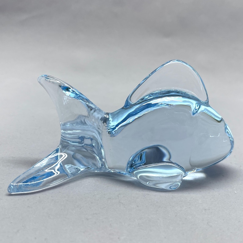 Photo inspiration: Visual Reference: Vintage Oneida Light Blue Fish Figurine Lead Crystal Hand Cut
