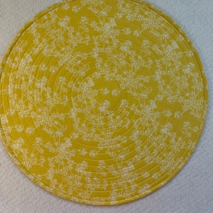 Soft yellow With White Queen Anne’s Lace Quilted round placemats