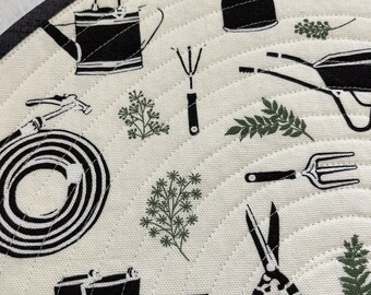 Gardeners Tools Round Quilted Placemat