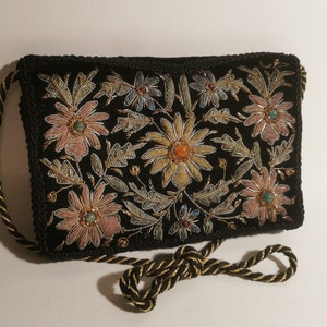 Cartera de hombro o de mano Zardozi vintage de los años 80: terciopelo negro, cabujones adornados con jade, cornalina y amatista con bordado de alambre.