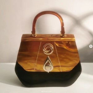 Vintage 80er Jahre Karamell Lucite und Schwarze Lackleder Handtasche mit langem Schulterriemen