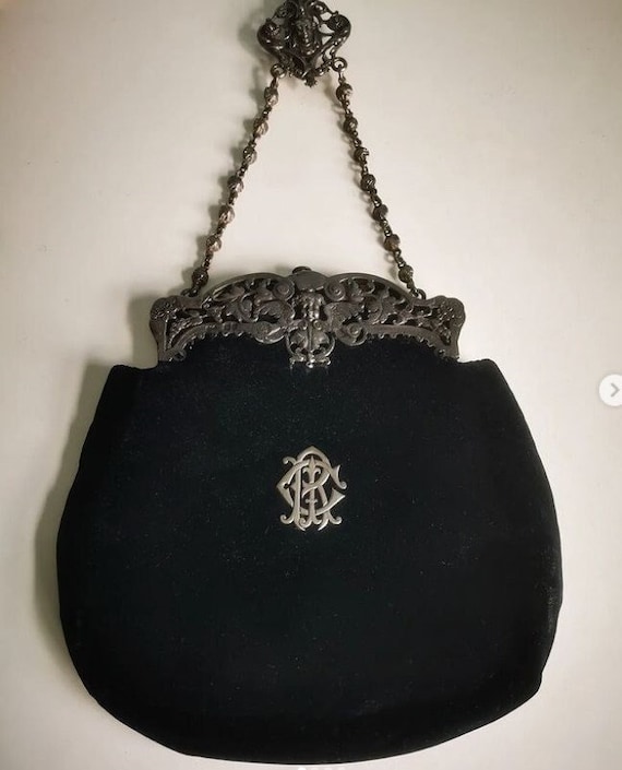 Antique Victorian c1899 Solid Silver Chatelaine Purse London Lion Hallmark, Date Letter d Leopard's head and Silver Smiths mark Grey & Co.