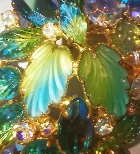 Vintage 60s Paisley brooch with juicy givre frosted glass, peacock blue greens, aurora borealis rhinestones, moulded glass leaves. Unsigned