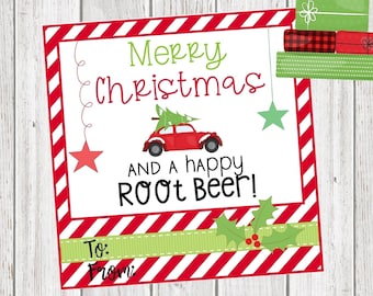 Könnte beinhalten: Ein Weihnachts-Geschenkanhänger mit dem Text "Christmas Rootbeer Tags". Der Anhänger zeigt ein rotes Auto mit einem Weihnachtsbaum, die Worte "Merry Christmas" und "And a happy Root Beer!". Der Anhänger misst 10,16 x 10,16 cm.