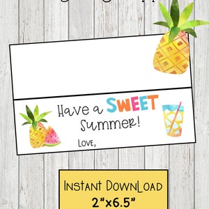 Könnte beinhalten: Druckbare Süßigkeitentüten-Topper zum Schuljahresende mit Ananas und einem Glas Limonade mit dem Text "Have a SWEET Summer!" und "LOVE,"  Die Topper sind 2 Zoll mal 6,5 Zoll groß und passen perfekt auf Sandwich-Tüten.