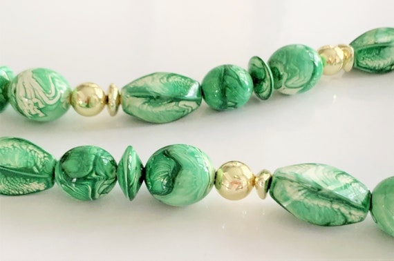 Chunky Green/White Marbled Lucite 30" Tapered Nec… - image 8