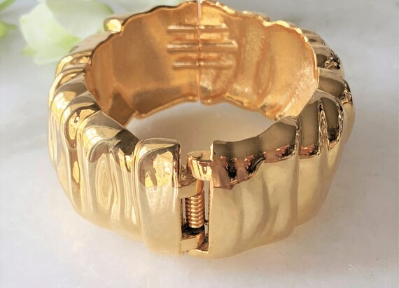 Rippled Spring Hinged Oval Bangle Bracelet in Pol… - image 8
