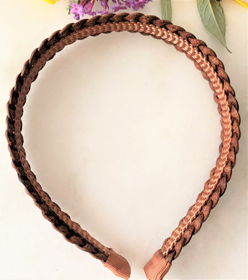 Peut inclure: Un serre-t&ecirc;te tress&eacute; marron avec une bande tiss&eacute;e marron l&eacute;g&egrave;rement plus claire.