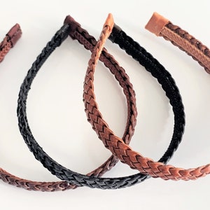 Peut inclure: Trois bandeaux en cuir tress&eacute; en marron, noir et beige.