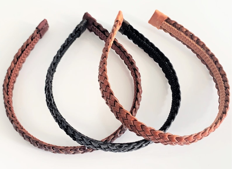 Peut inclure: Trois bandeaux en cuir tress&eacute; en marron, noir et beige.