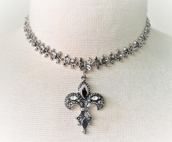 Sterling Silver Polish Filigree Rope Edge Fleur de Lis Cross Pendant Sterling Silver Polish Filigree Rope Edge Fleur de Lis Cross Pendant
