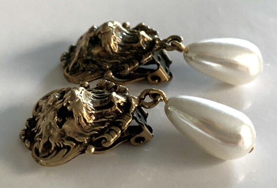 Roaring Lion Head and Pearl Teardrop Antique Gold… - image 4