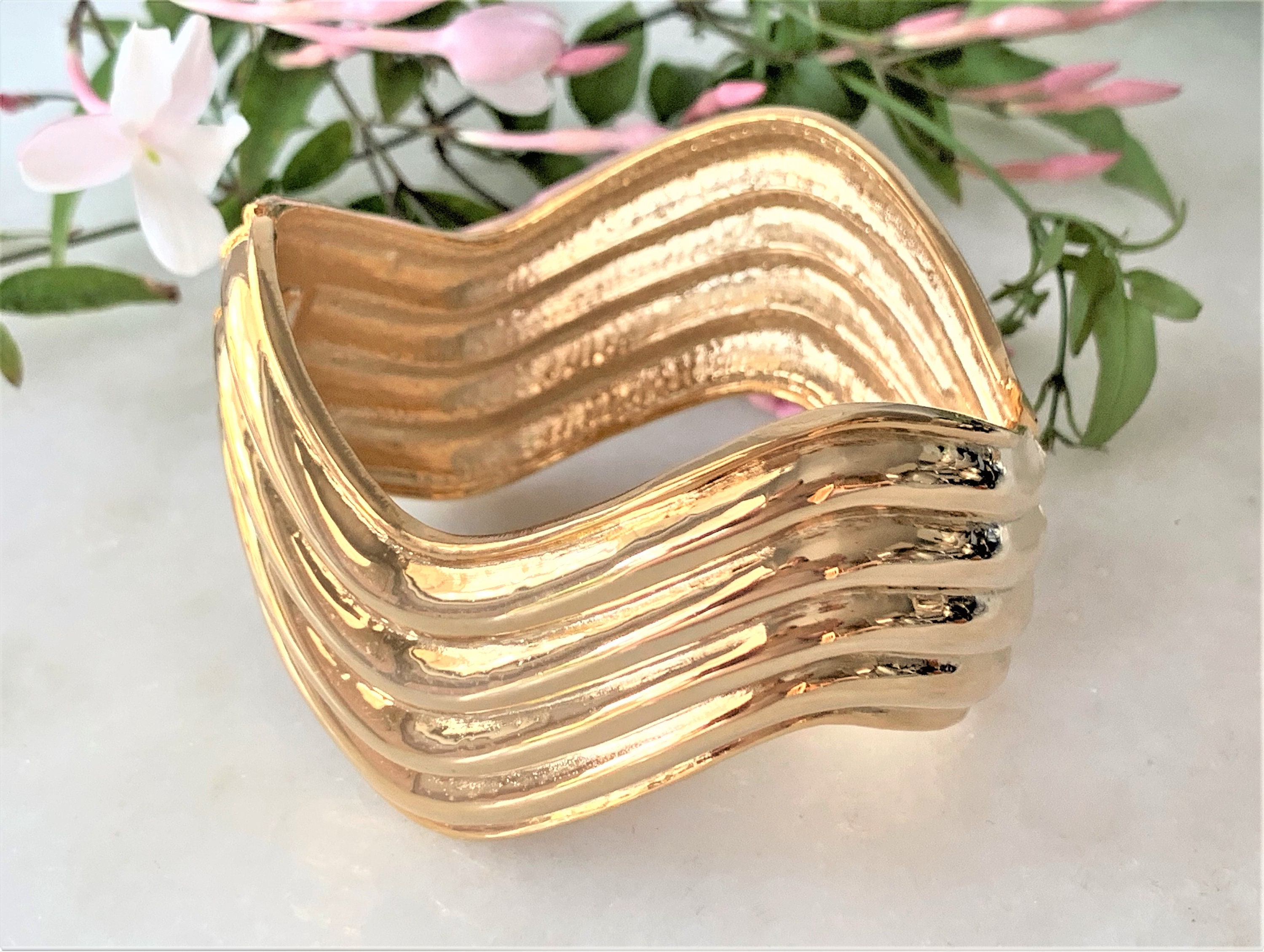 Vintage Chunky Polished Gold Tone Wavy & Ribbed Spring Hinge Bangle Bracelet