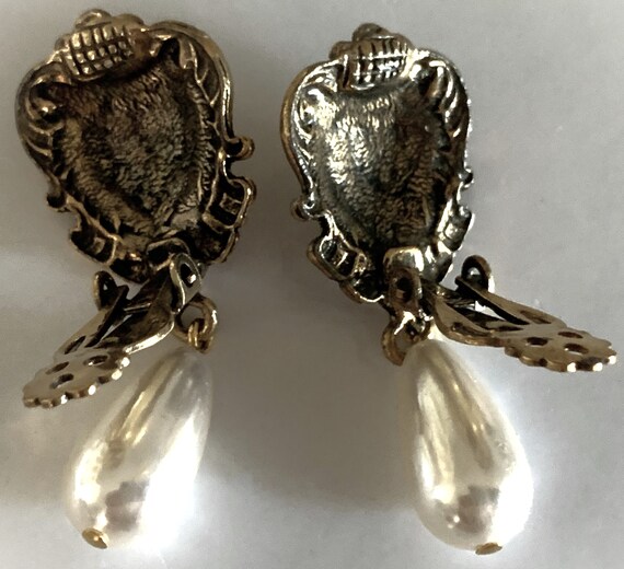 Roaring Lion Head and Pearl Teardrop Antique Gold… - image 5