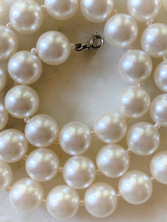 30" Chunky Imitation Pearl Necklace Separated by … - image 7
