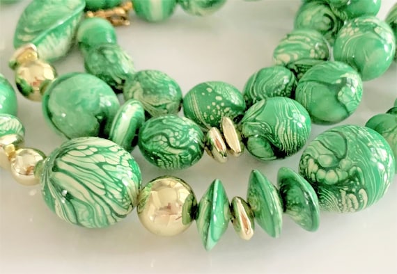 Chunky Green/White Marbled Lucite 30" Tapered Nec… - image 2