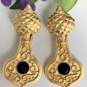 Quilted Spade Top Satin Gold Door Knocker Clip On Earrings Set with Faceted Deep Emerald Glass Cabochons - Made in USA