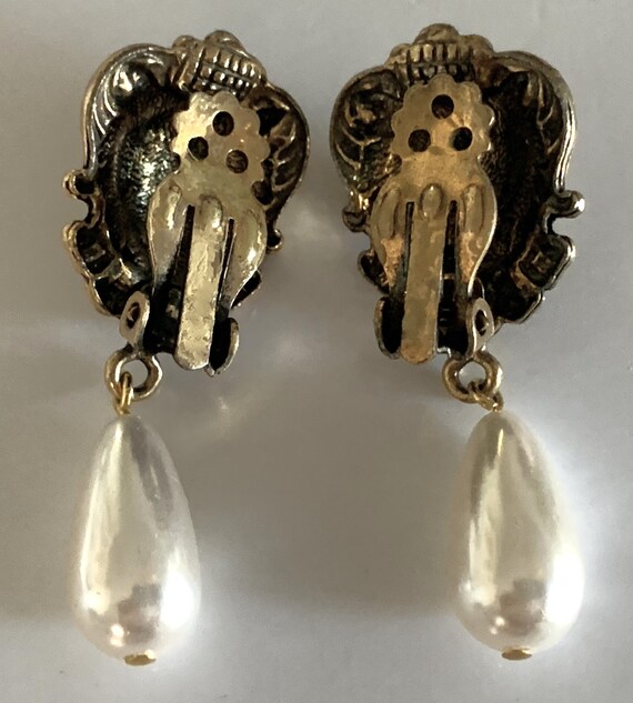 Roaring Lion Head and Pearl Teardrop Antique Gold… - image 6